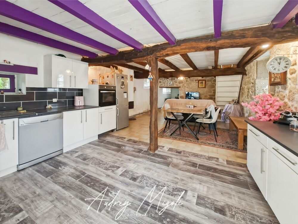 Maison en pierre au coeur de la nature, 109m², 3 chambres, garage et grande dépendance, au bord d'une rivière, terrain 1 hectare