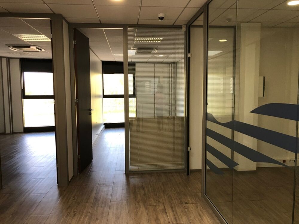   Dpt Rhône (69), à louer RILLIEUX LA PAPE Bureaux, magnifique plateau de 200m2 avec 7 bureaux et un patio, au 1er étage 
