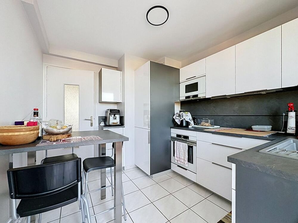 Vente Appartement BRON, Appartement lumineux au dernier étage avec balcon plein sud, loggia et cave Bron