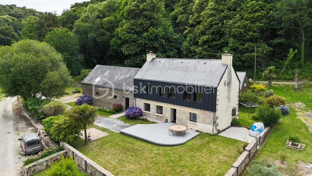 QUISTINIC - Coup de coeur pour cet ensemble de batisses en pierres sur 4000 m2 de terrain environ