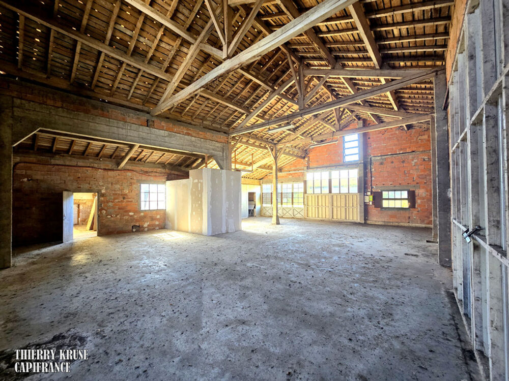Propriété à fort potentiel  Hangars & bâtiments  450 m² exploitables sur 15 000 m² de terrain aménageable  Changement de dest