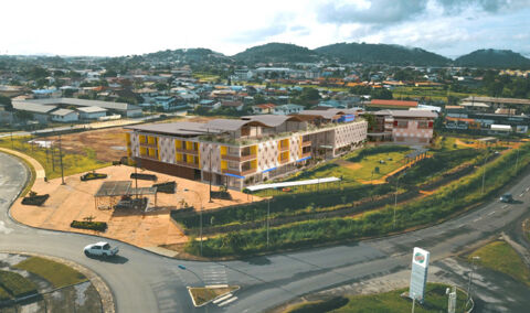 Plateau professionnel / local commercial &agrave; Cayenne � 243 m&sup2; 725868 97300 Cayenne