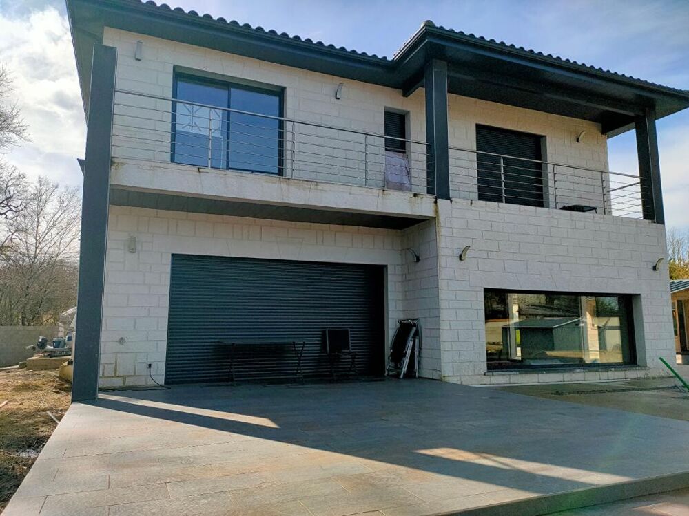 MAISON 224 m² - 7 PIECES - GARAGE ET DEPENDANCES - TERRAIN 3232 m²