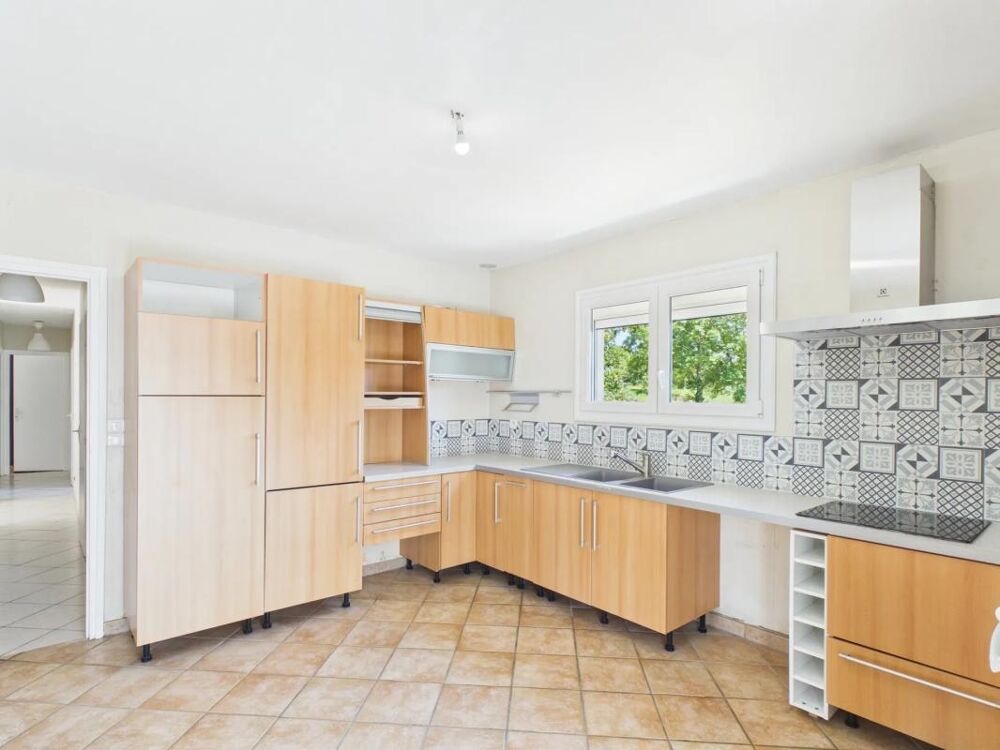 Vente Propriété/Château Maison familiale avec jardin, garage, piscine et atelier Jardin