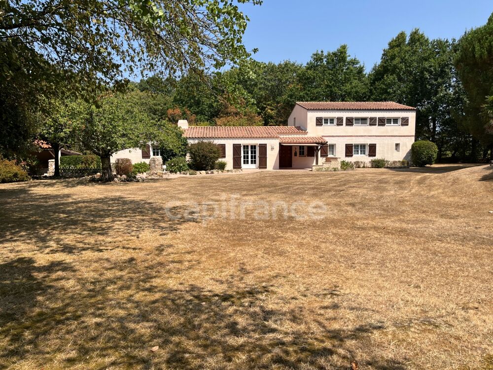 Propriété de caractère  env. 260 m² habitables  Parc paysager de 6 218 m²  Piscine  Dépendances
