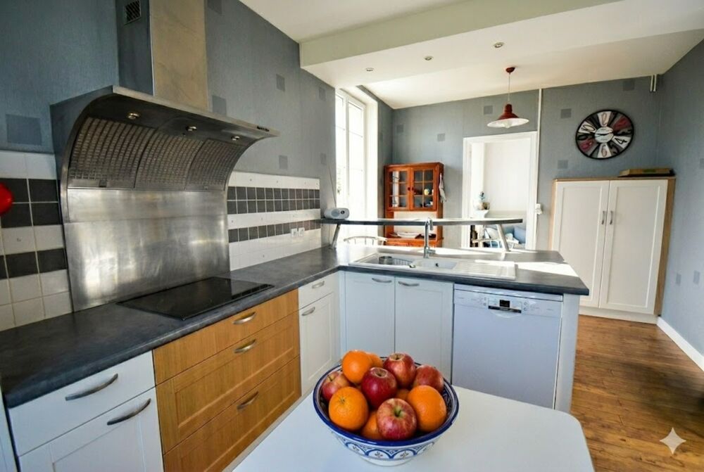 Vente Maison Maison de ville à vendre 6 pièces  (167 m2) 4 chambres, 2 s d'eau, 2 WC. 1 Garage et un jardin Angouleme