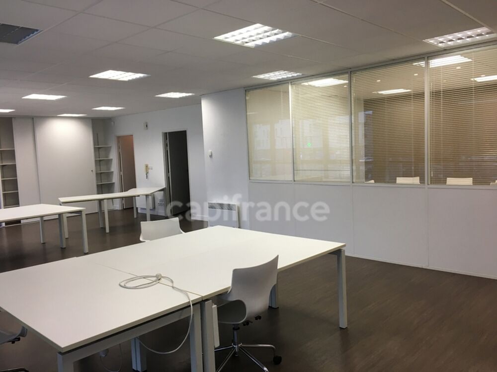   Dpt Nord (59), � vendre ROUBAIX Bureau 144m�  avec ascenseur centre-ville en zone FRANCHE et QQPV . au pied des transports 