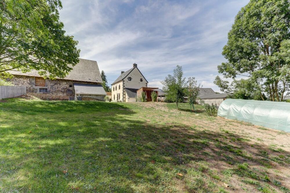Propriété de caractère de 290 m² bâtis, Saint-Pierre-Roche  Maison rénovée 130 m² + grange de 160 m² à restaurer