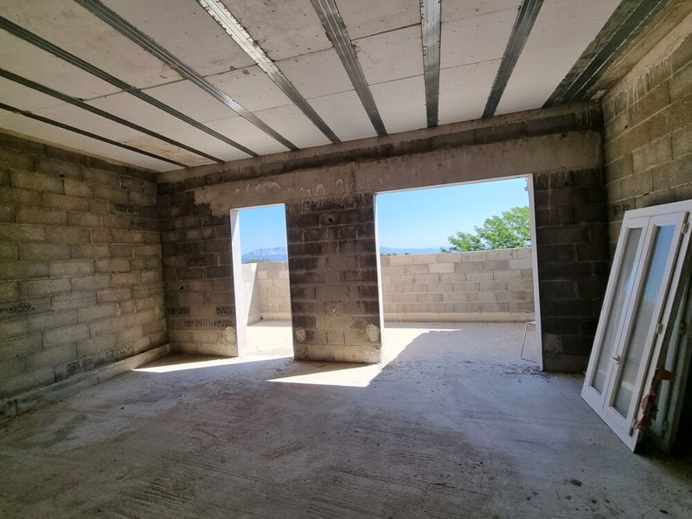Appartement 3 pièces à renover avec terrasse - SAINT SAVOURNIN (13)