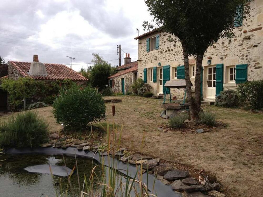 Vente Maison LA TAILLEE 85450 AU CALME ABSOLU MAGNIFIQUE MAISON DE CAMPAGNE RENOVEE AVEC GITE AU BORD DE L'EAU La taillee