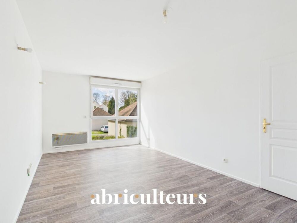 Appartement T2 de 44 m² au 1er étage avec vue dégagée  Résidence de standing au calme à Survilliers
