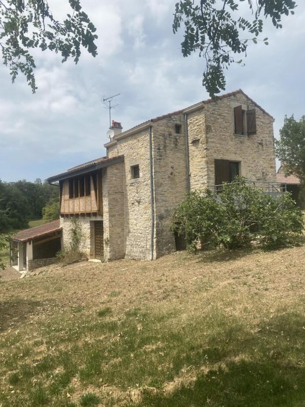 A LOUER JOLIE MAISON EN PIERRE RENOVEE
