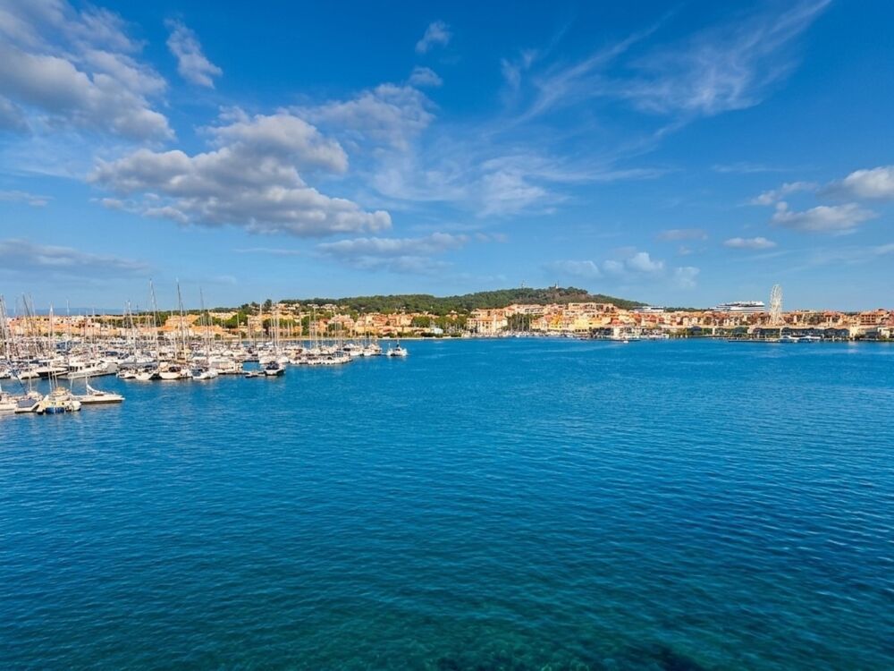 Appartement T2 dernier étage  Vue mer & port panoramique  Piscine, Tennis & Loggia