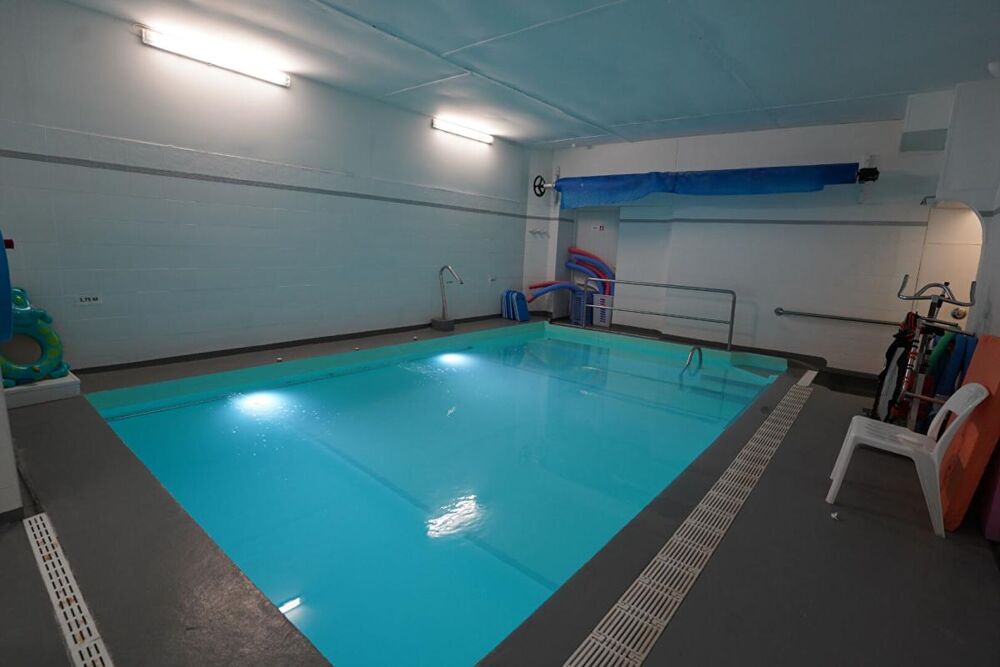   LEZIGNAN CORBIERES - LOCAL COMMERCIAL, PISCINE SPA   piscine professionnelle équipée 