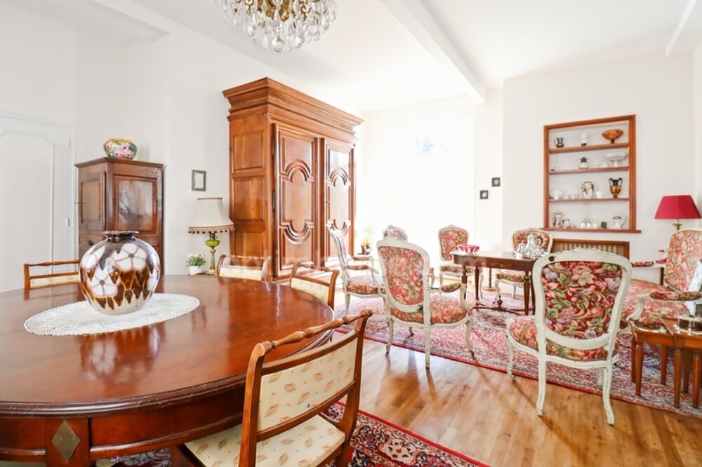 Maison Familiale de Caractère de 265 m² - 10 pièces - 5 chambres - 1 Garage - terrain 1617 m² - MAGNAC LAVAL (87)