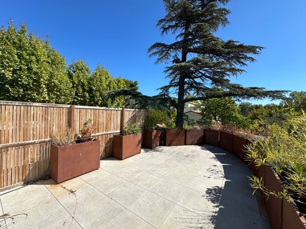 T4 rénové de 90m2  Terrasse sur le toit de 25m2  Possibilité activité professionnelle  Saint-Barnabé