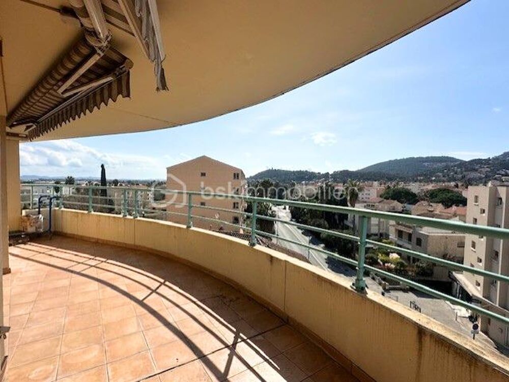 Appartement spacieux de 106 m2 avec vue panoramique sur la ville de Hyères, les collines, et la mer