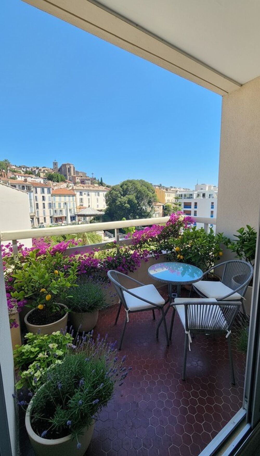 Vente Appartement Studio avec terrasse au dernier étage à Hyères Centre – Vue dégagée, cave et faibles charges 83400 Hyeres