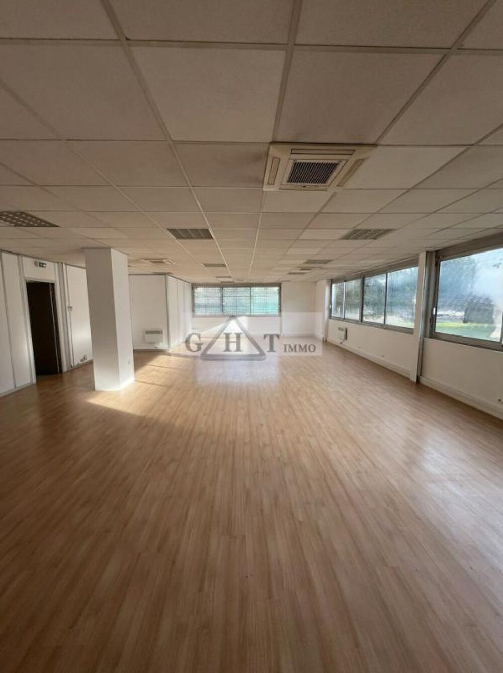   BUREAU 110M² A LOUER AUX ULIS 