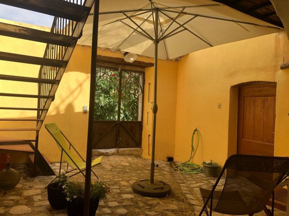 Maison de caractère, rénovée, avec cour et terrasse  Village prisé du Gard