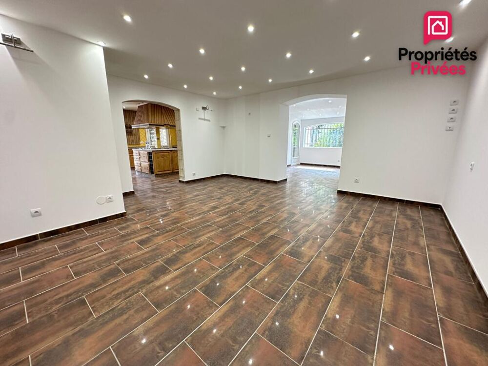 Miramas - Maison familiale de plus de 300 m² avec piscine couverte, T3 indépendant et grand garage