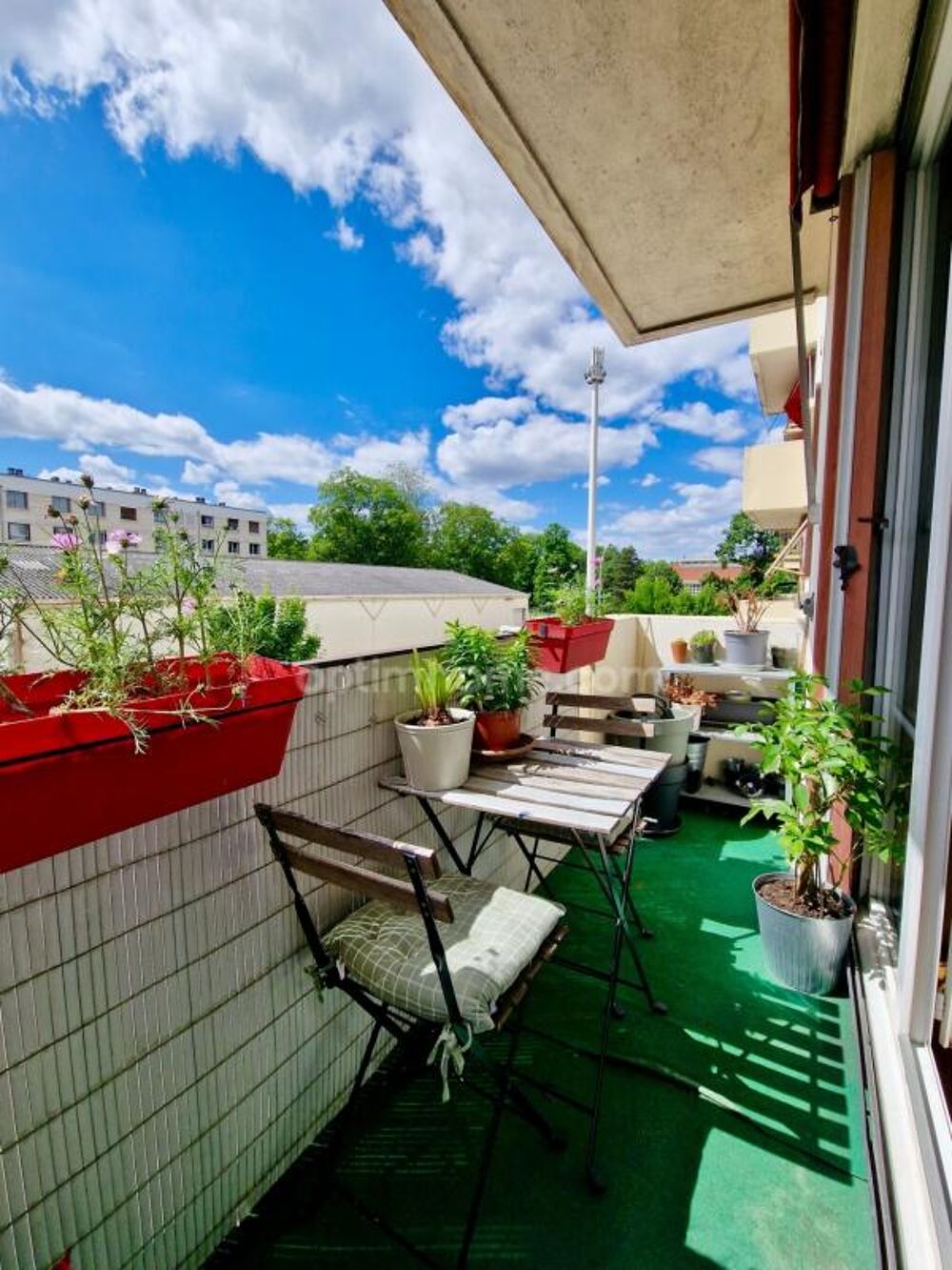 QUATRE PIÈCES LUMINEUX AVEC BALCON  TROIS CHAMBRES  PROCHE RER ET COMMERCES