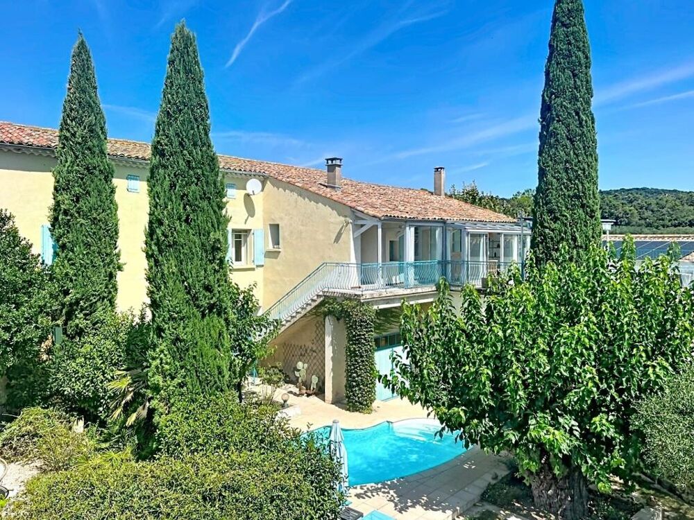 Propriété ancienne avec jardin, piscine, grand garage