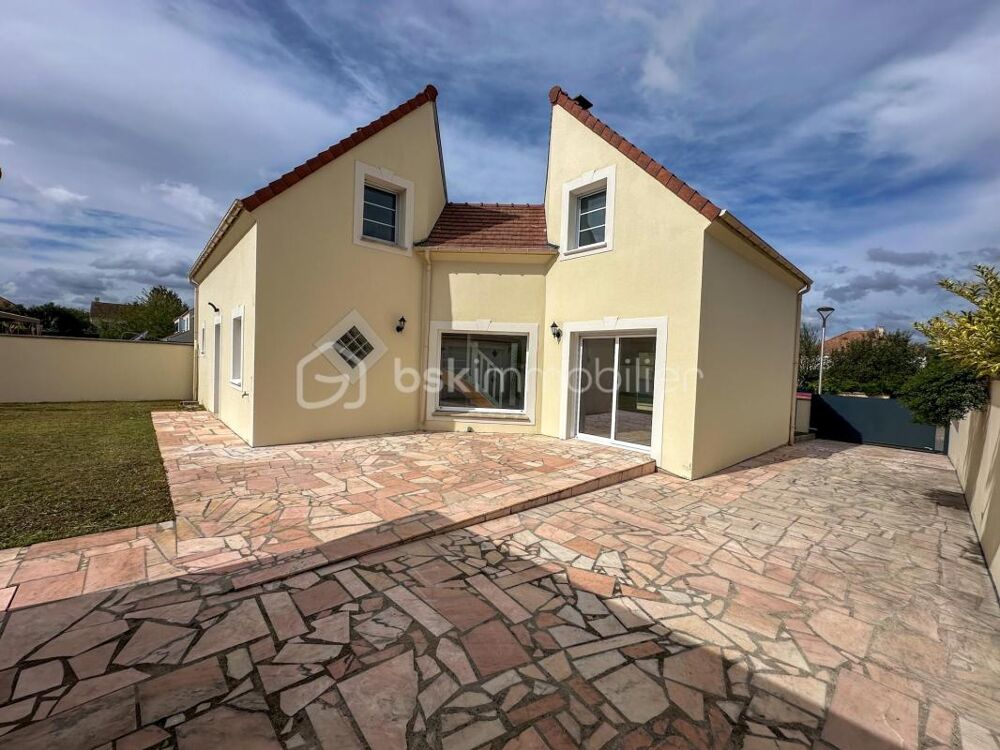 Vente Maison Secteur privilégié du Bourg, maison individuelle 4 chambres , grand garage indépendant avec porte et fenêtre Savigny le temple