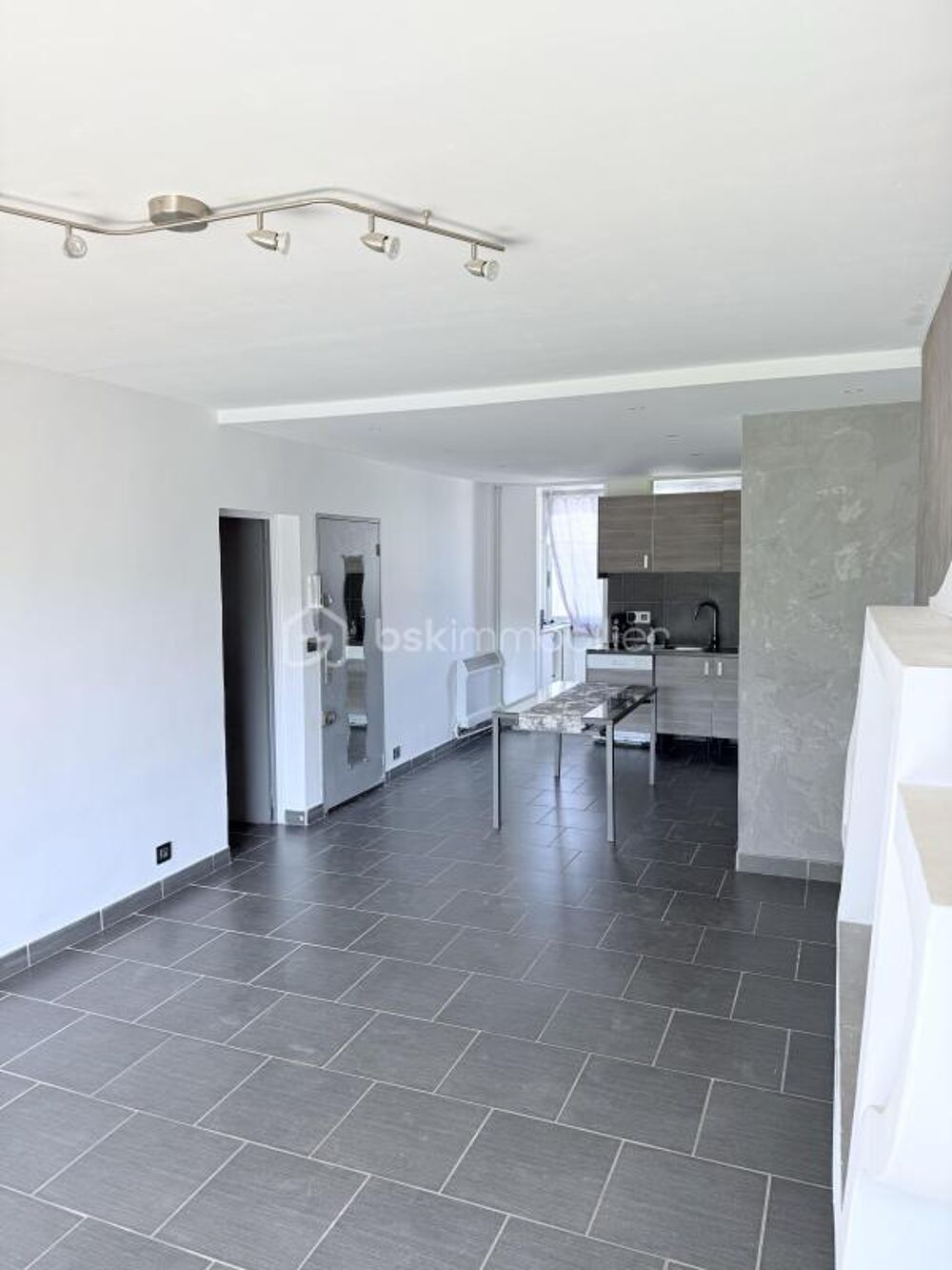 Vente Appartement ? Coup de cœur assuré ! Lumineux T3 traversant au dernier étage avec terrasse plein sud, vue dégagée, cave et résidence sécurisé Salon de provence