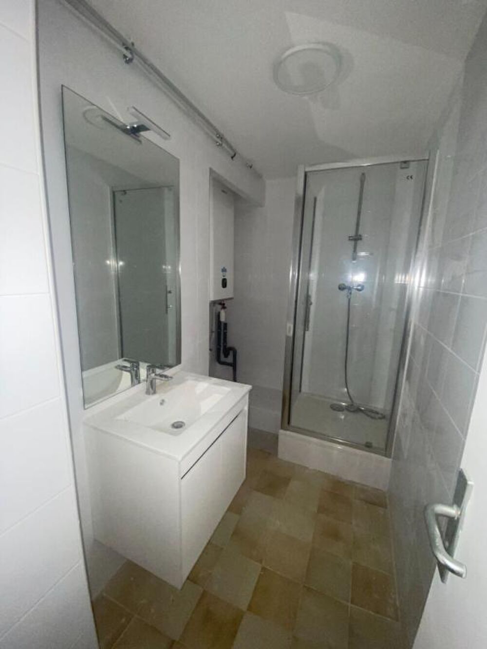 Location Appartement À Louer : Studio Refait à Neuf en Centre-Ville de Salon-de-Provence Salon de provence