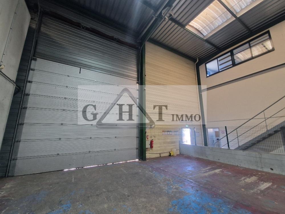   A LOUER 2000 M² DE TERRAIN + 800 M² ENTREPOT BUREAUX A STAINS Stains