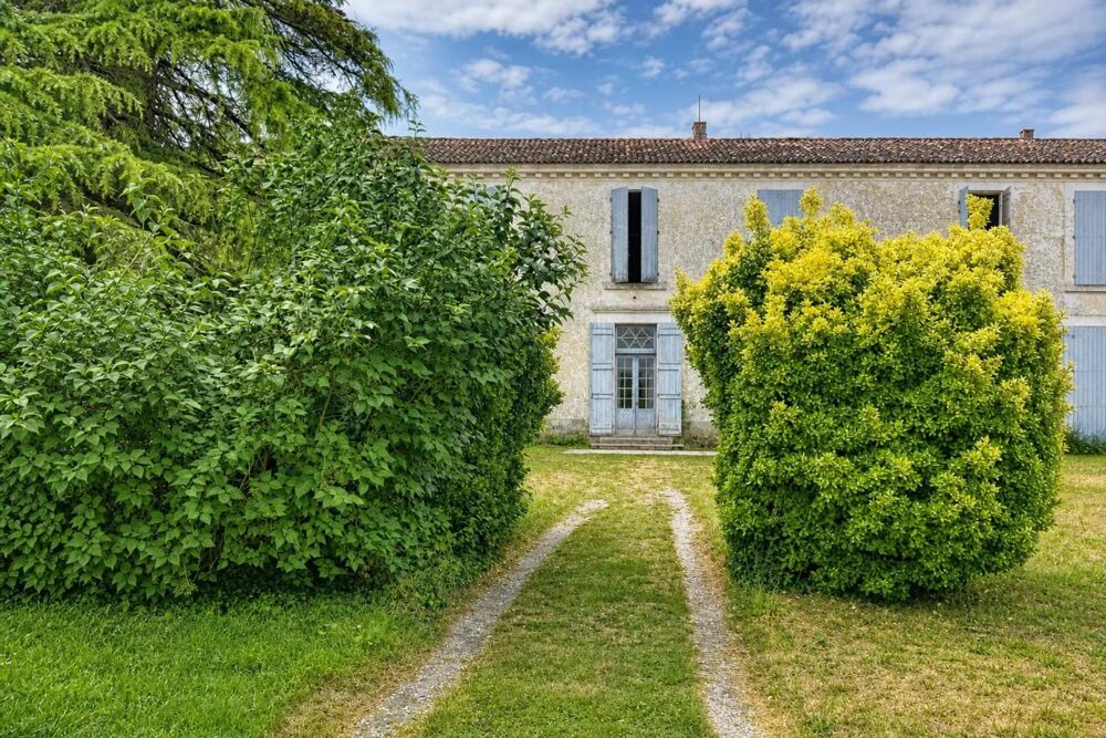 Ancien château de 7 pièces de 400 m² à Saint-Savinien