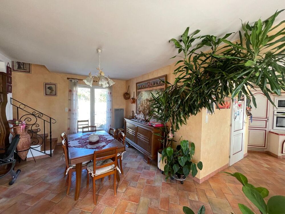 Villa traditionnelle de 2005 composée 4 chambres double garage terrain 3040 m2 constructible