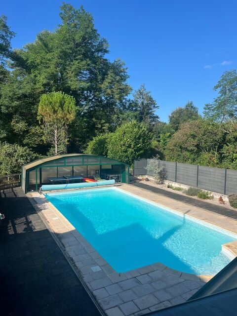   THENON (24)A vendre, Propri�t� compos�e de deux maisons sur 5.5 ha de pr�s (possibilit� haras) et de bois Propri�t�/ch�teau - 14 pi�ce(s) - 346 m�