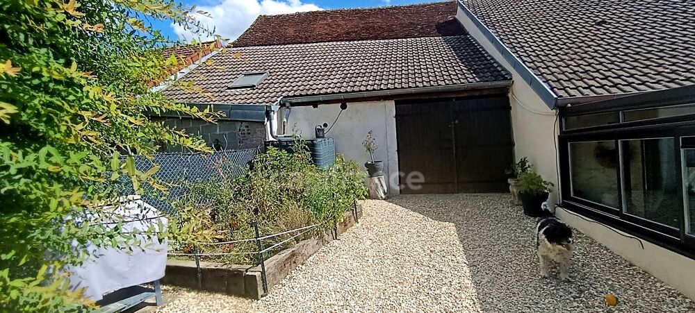 Vente Maison Virginie Masson – Capifrance vous propose cette maison en pierre de 92 m² pleine de charme, située à Seignelay, proche des comme Seignelay