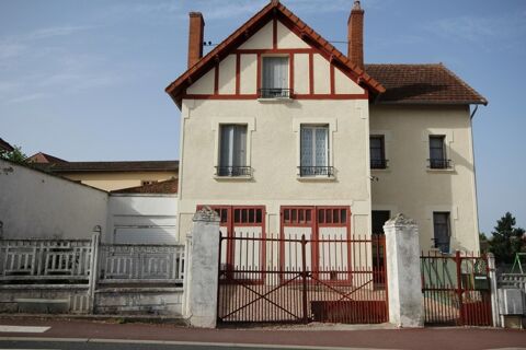 Dpt Allier (03), à vendre NERIS LES BAINS maison P8 de 165 m² avec jardin et garages - Terrain de 413,00 m² 130000 Nris-les-Bains (03310)