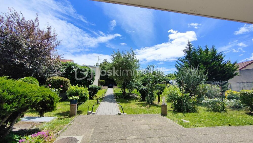 Vente Appartement Appartement 3 pièces de 68m2 en rez-de-chaussée avec loggia, terrasse et parking en sous-sol Noisy le sec