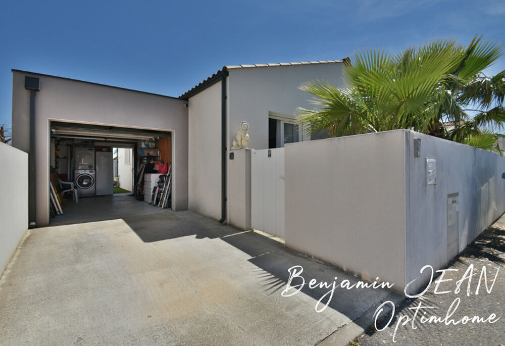 Maison récente de plain-pied avec piscine et extérieur paysagé