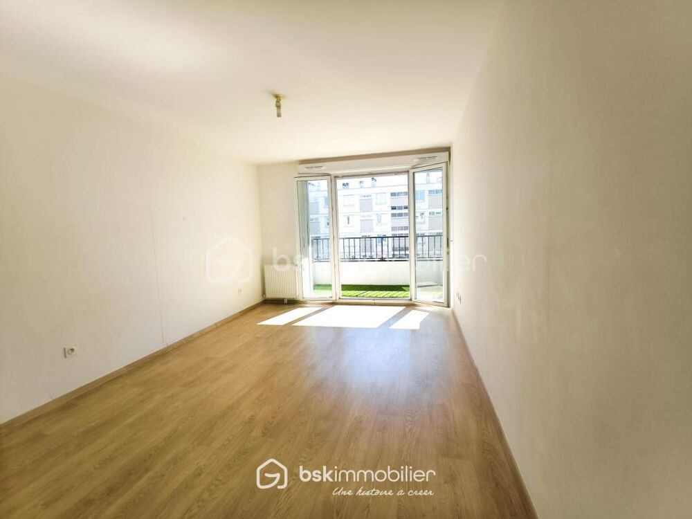 Vente Appartement Coup de cœur assuré pour ce F3 lumineux avec grand balcon et double parkings au Plessis-Trévise ! Le plessis trevise