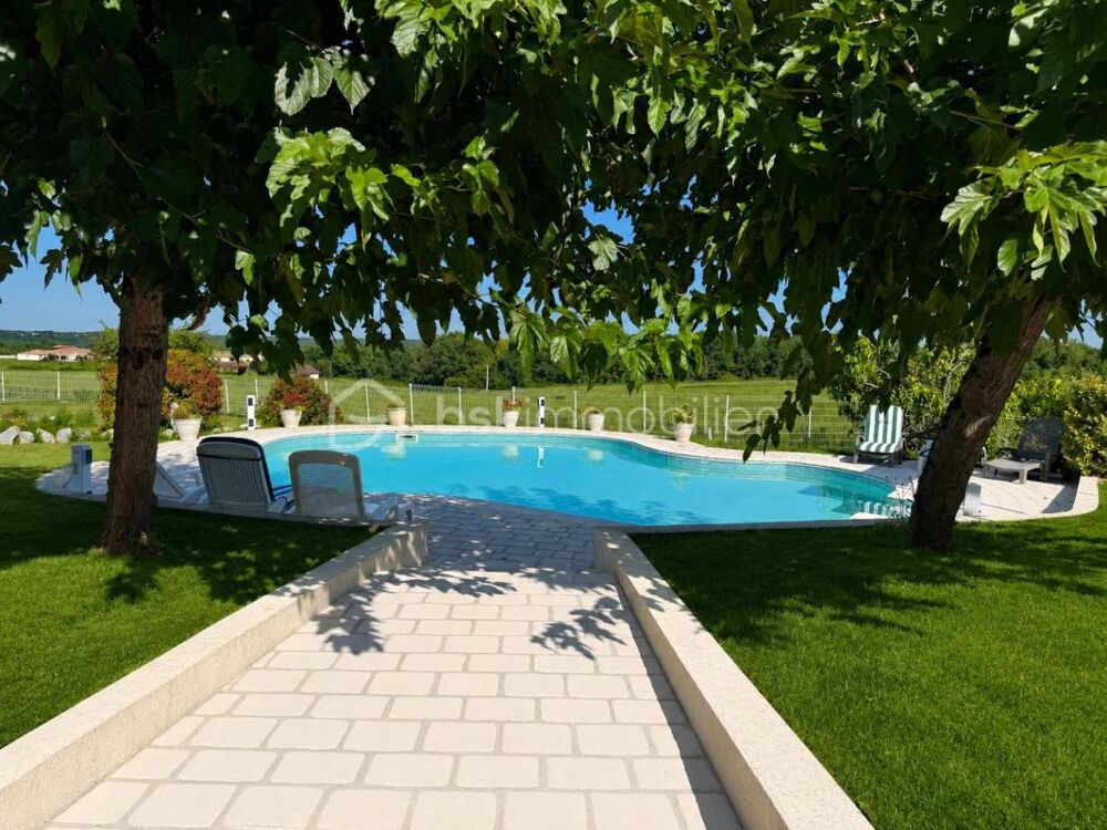 Vente Maison Découvrez la sérénité dans une spacieuse propriété avec piscine, à proximité des commodités ! Bouglon