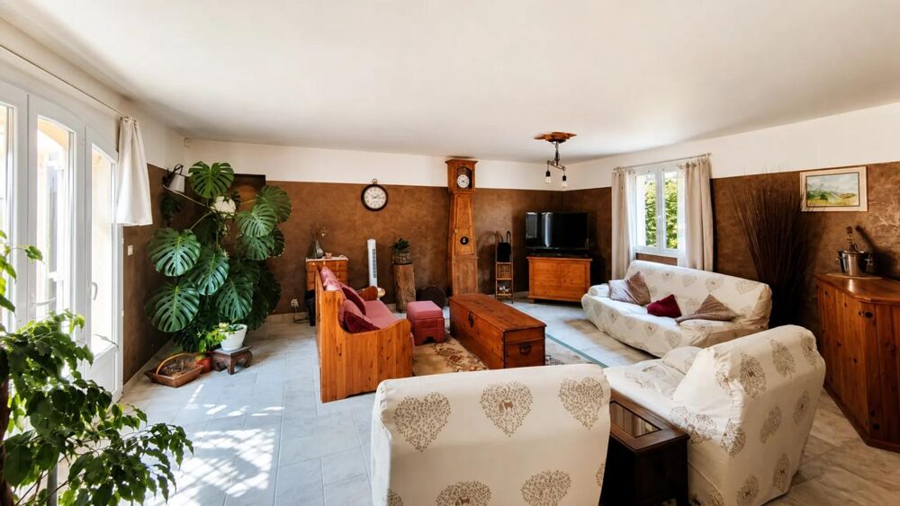 BELLE VILLA SPACIEUSE AVEC GRAND TERRAIN ET LOGEMENT INDEPENDANT