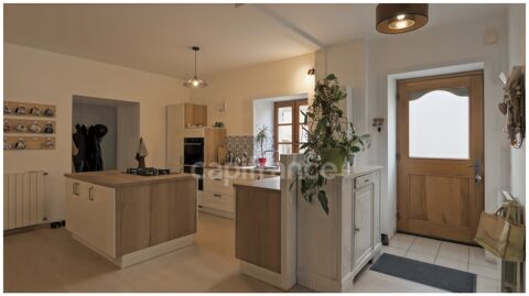   Maison de caract�re du XVII�me si�cle, cette maison de type 8 pi�ces pour 186 m� est situ�e au c�ur de la bastide m�di�vale de M Maison - 8 pi�ce(s) - 186 m�