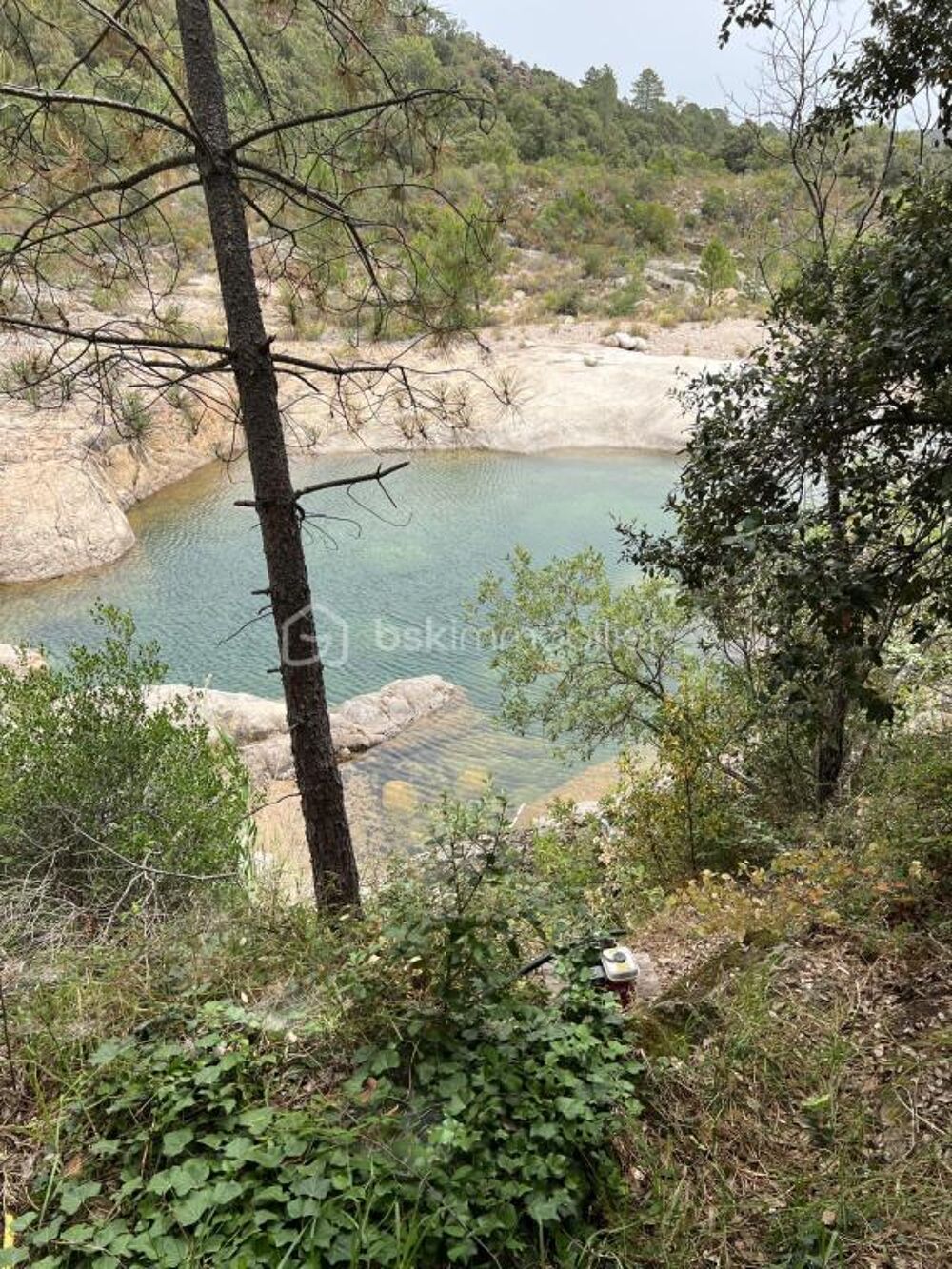 PROPRIETE 3 MAISONS AVEC PISCINE NATURELLE