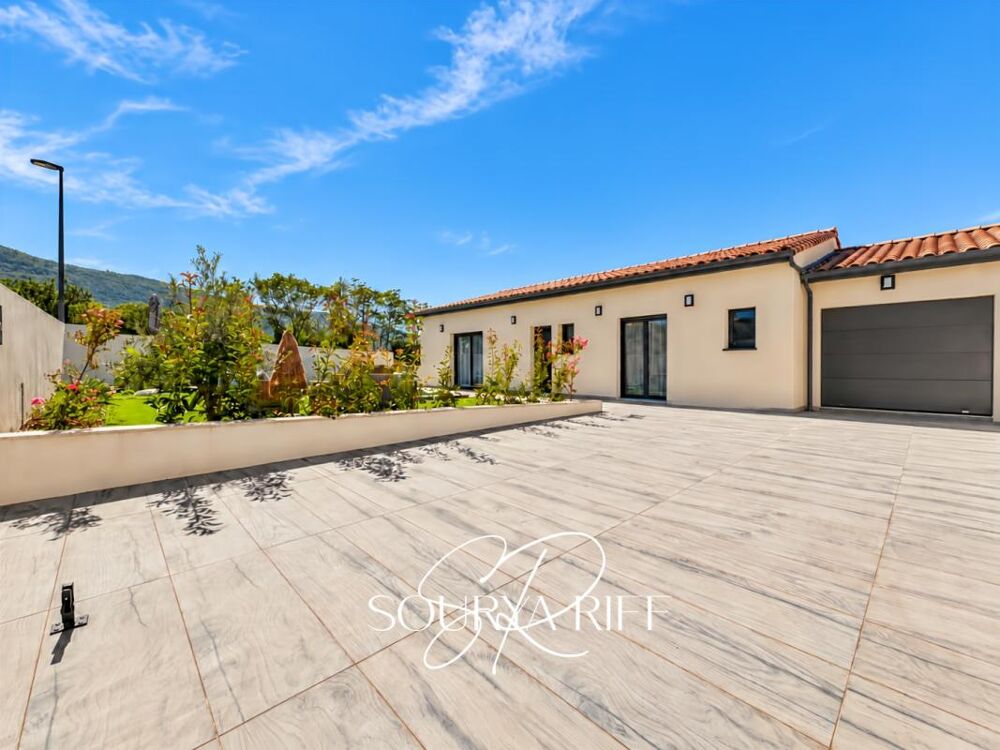Villa plain-pied avec piscine, garage et sous-sol