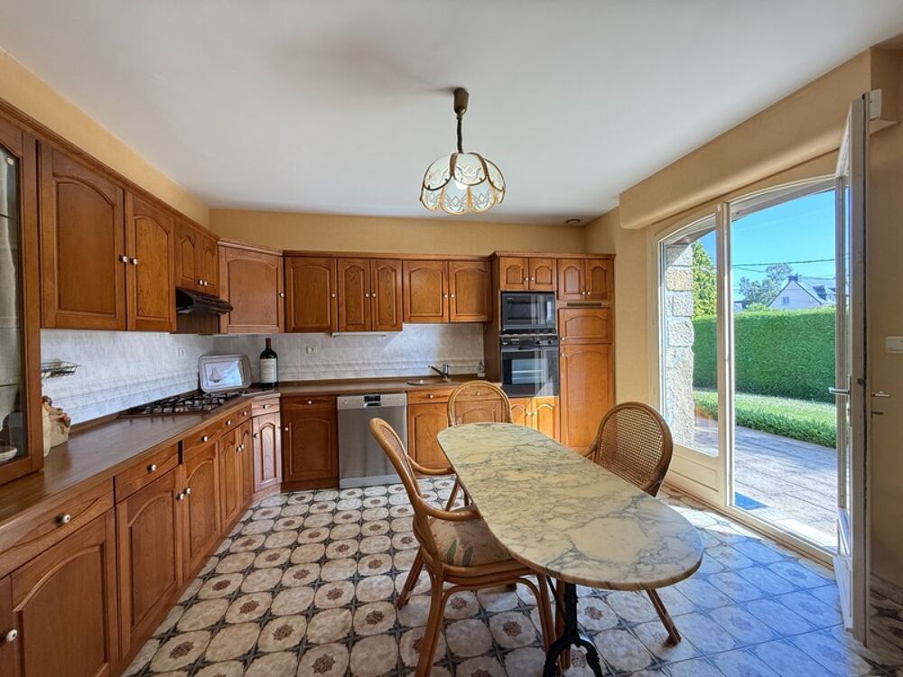 Vente Maison À vendre – Maison familiale lumineuse de 245 m² sur terrain clos de 1000 m², dans quartier résidentiel prisé de PONTIVY Pontivy