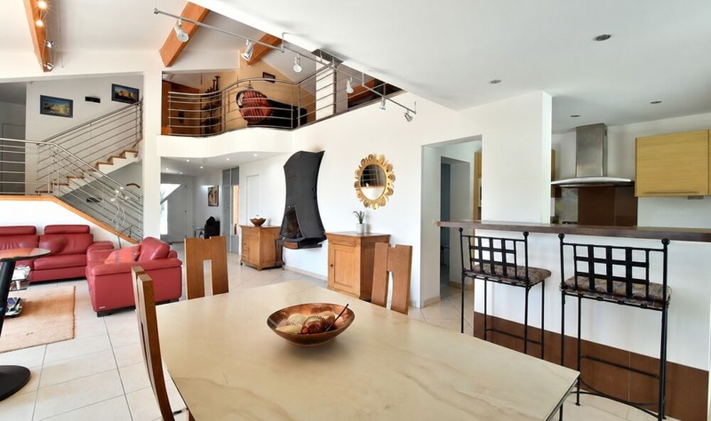 VILLA DE STANDING - DOUBLE GARAGE - PISCINE