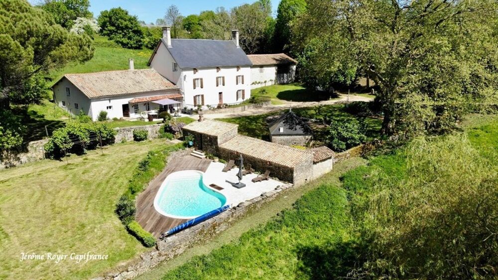 Propriété de charme à la campagne  305 m² habitables sur 4,8 hectares avec piscine et dépendances