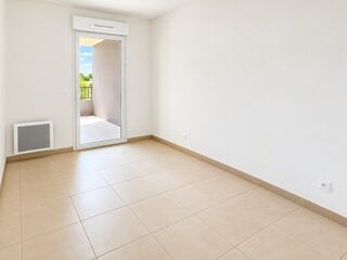 Location Appartement T3 avec parking et terrasse à Arles Arles