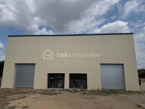   Ensemble immobilier composé de trois bâtiments commerciaux indépendants 