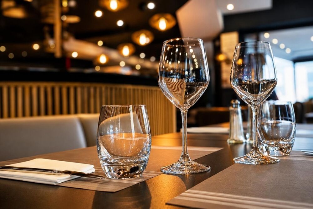   Restaurant à vendre ANNEMASSE (74), 2 Terrasses privées et chauffées, garage, parking, Tram, centre ville, Licence IV; extractio 